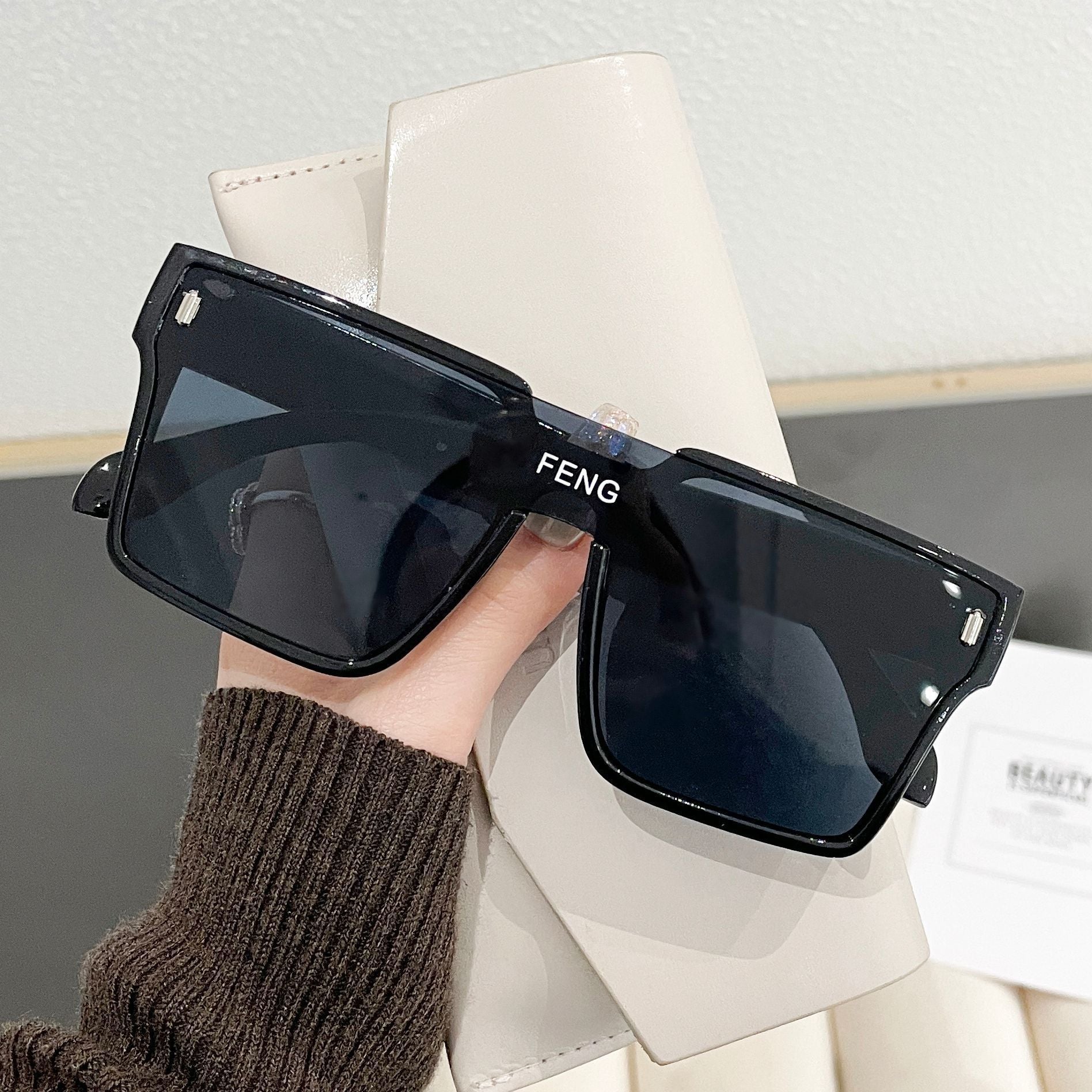 Retro Oversized One-Piece Sunglasses – UV Protection, Face Slimming Design for Men & Women