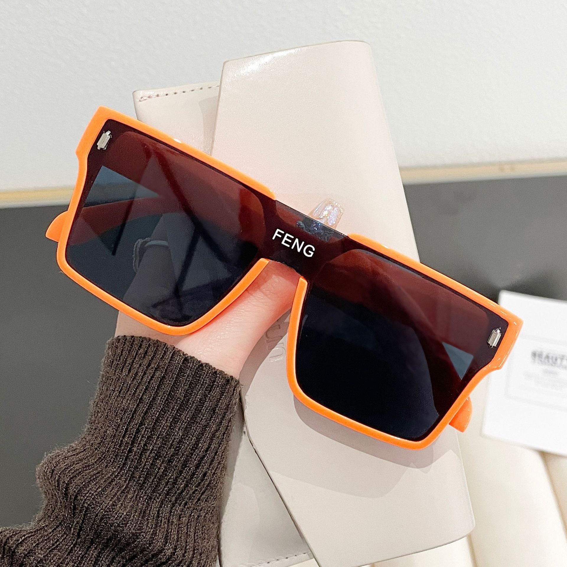 Retro Oversized One-Piece Sunglasses – UV Protection, Face Slimming Design for Men & Women