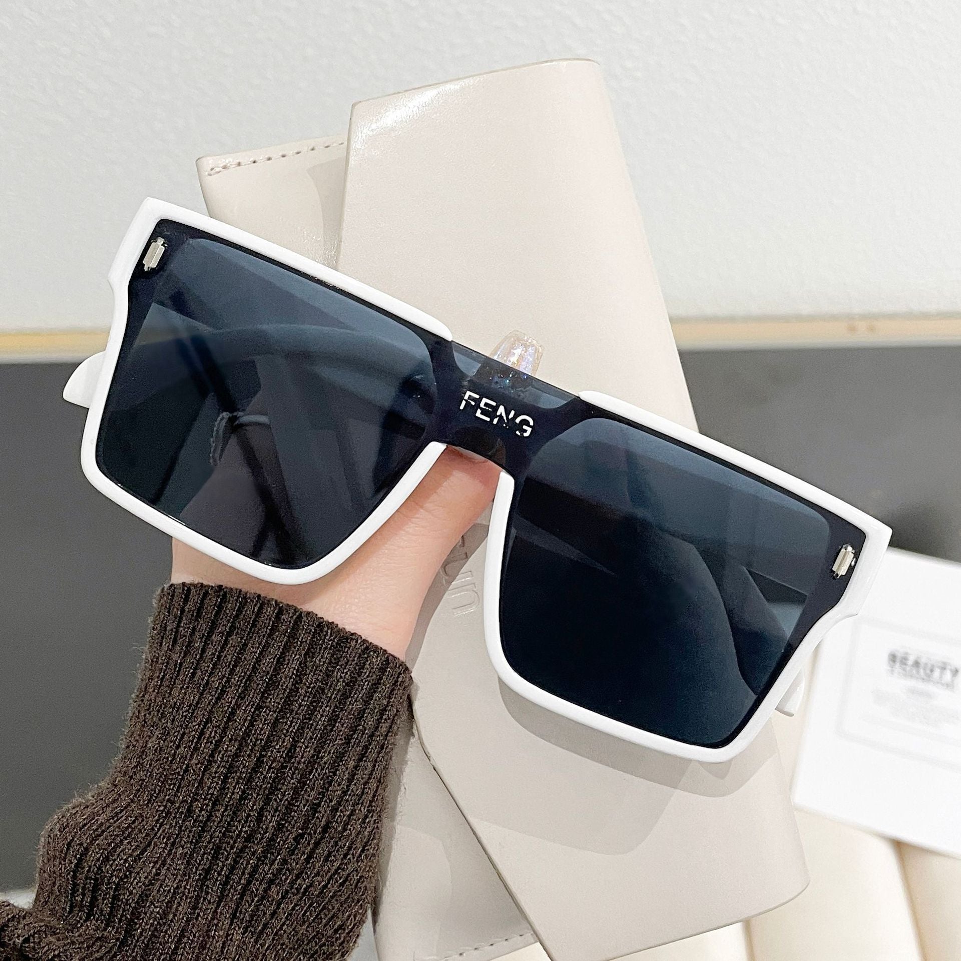 Retro Oversized One-Piece Sunglasses – UV Protection, Face Slimming Design for Men & Women