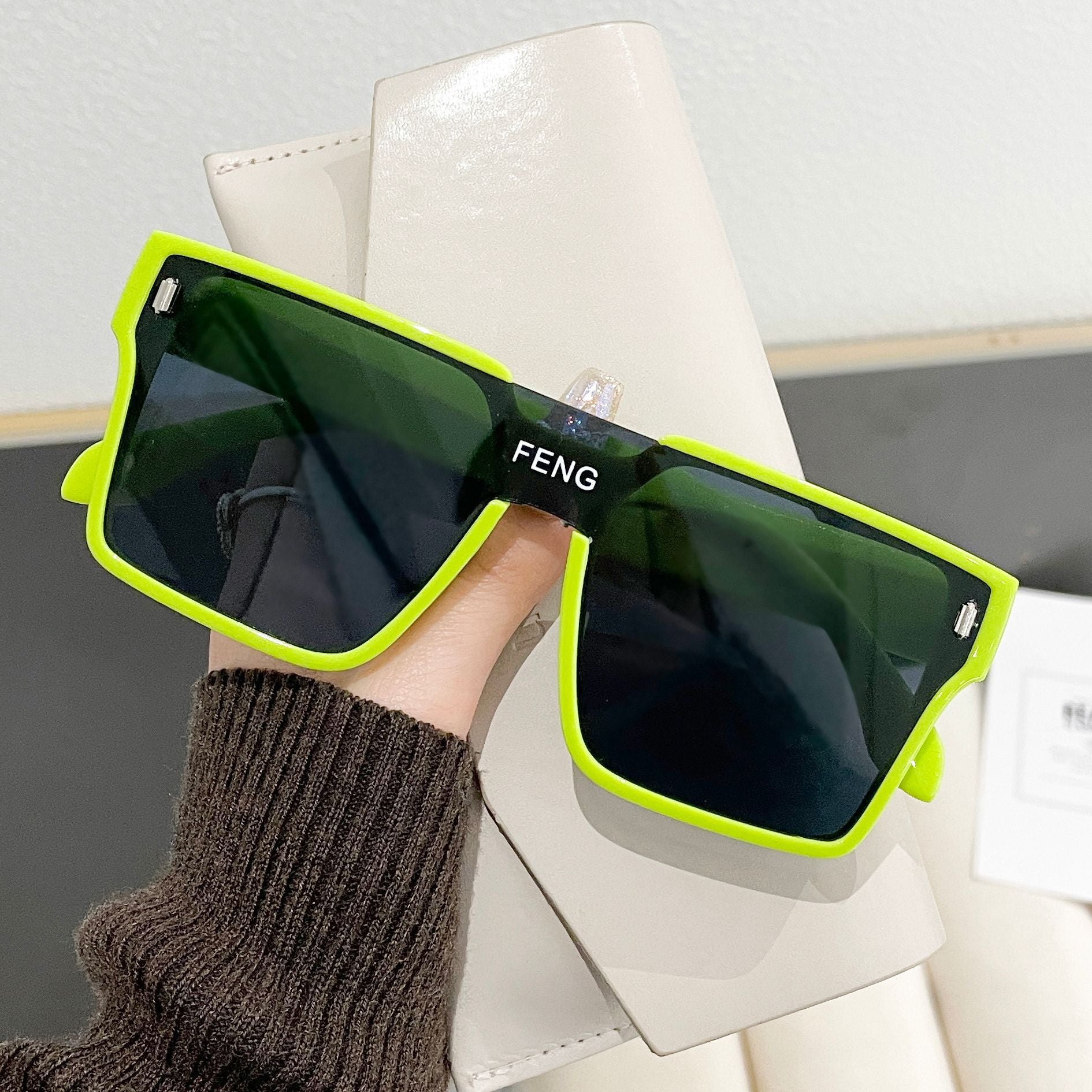 Retro Oversized One-Piece Sunglasses – UV Protection, Face Slimming Design for Men & Women